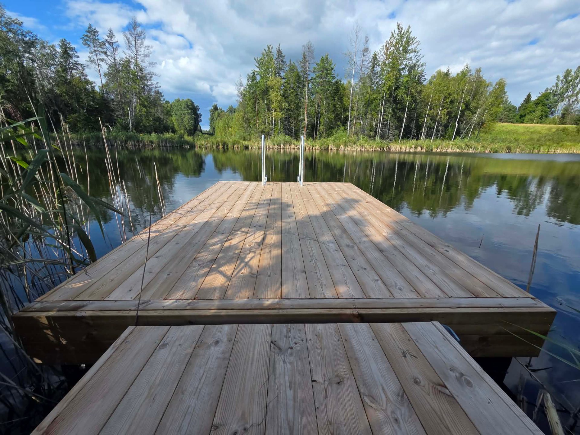 Ujumissild privaatsel tiigil — Tamme Lodge, Otepää
